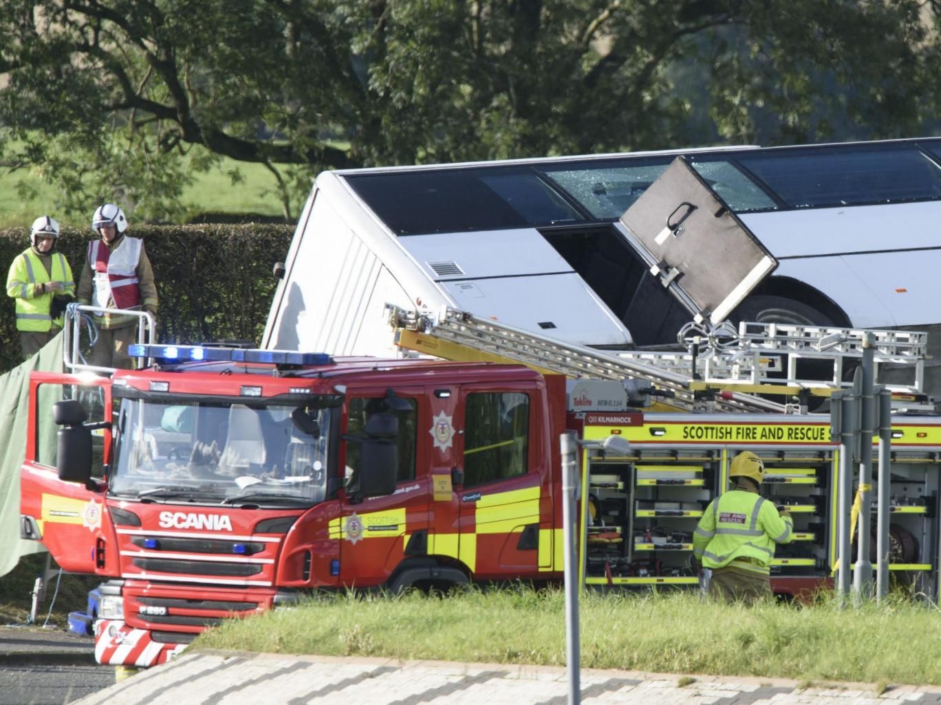 В Англии перевернулся автобус с футбольными фанами В Англии перевернулся автобус с футбольными фанами