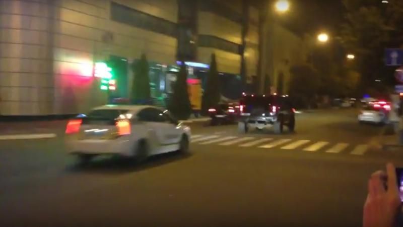 Полиция устроила бешеную погоню за "Хаммером": появились видео Полиция устроила бешеную погоню за "Хаммером": появились видео