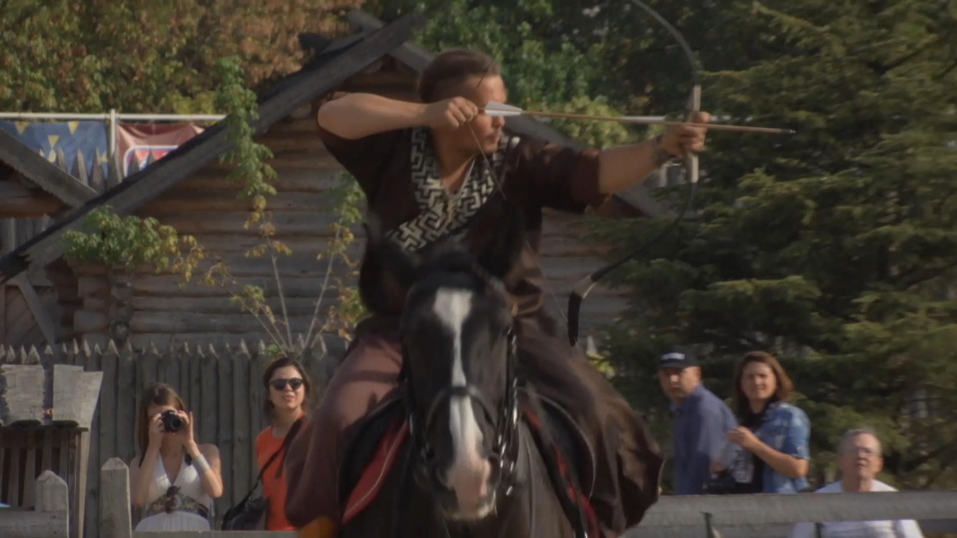 Влучність, коні та Середньовіччя: незвичні змагання лучників у Києві