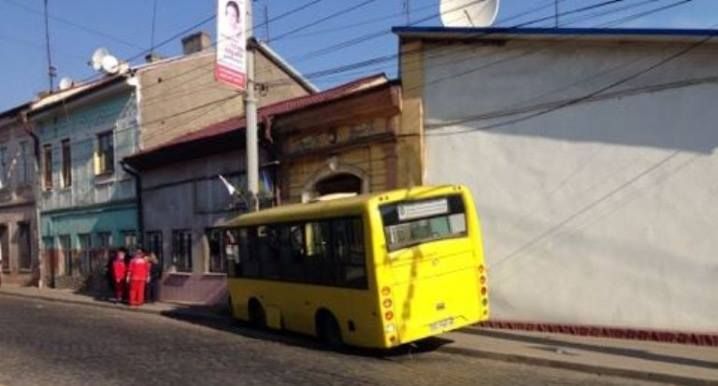 У Чернівцях водій маршрутки втратив свідомість та збив пішохода