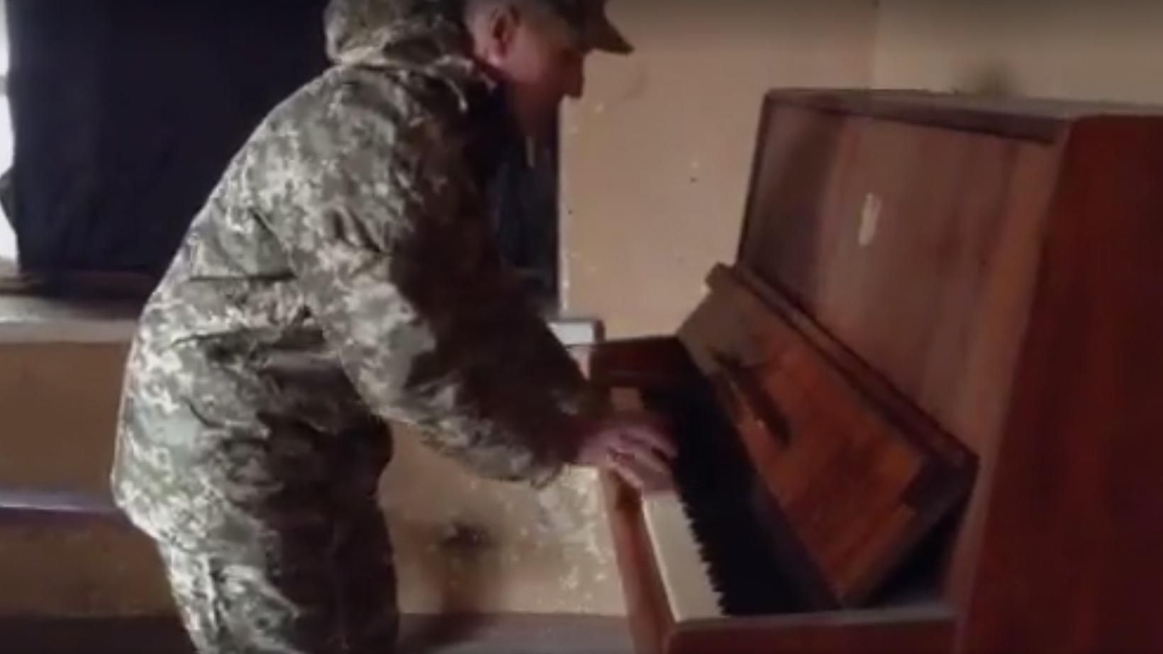 Відео дня: як боєць у зоні АТО розважає побратимів