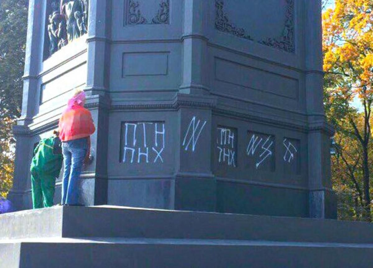 Вандалы разрисовали памятник Владимиру в Киеве