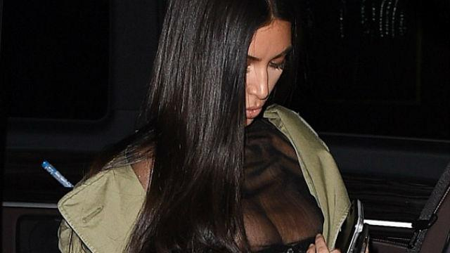 Скандалистка Кардашьян вновь ошарашила публику прозрачным нарядом Скандалистка Кардашьян вновь ошарашила публику прозрачным нарядом