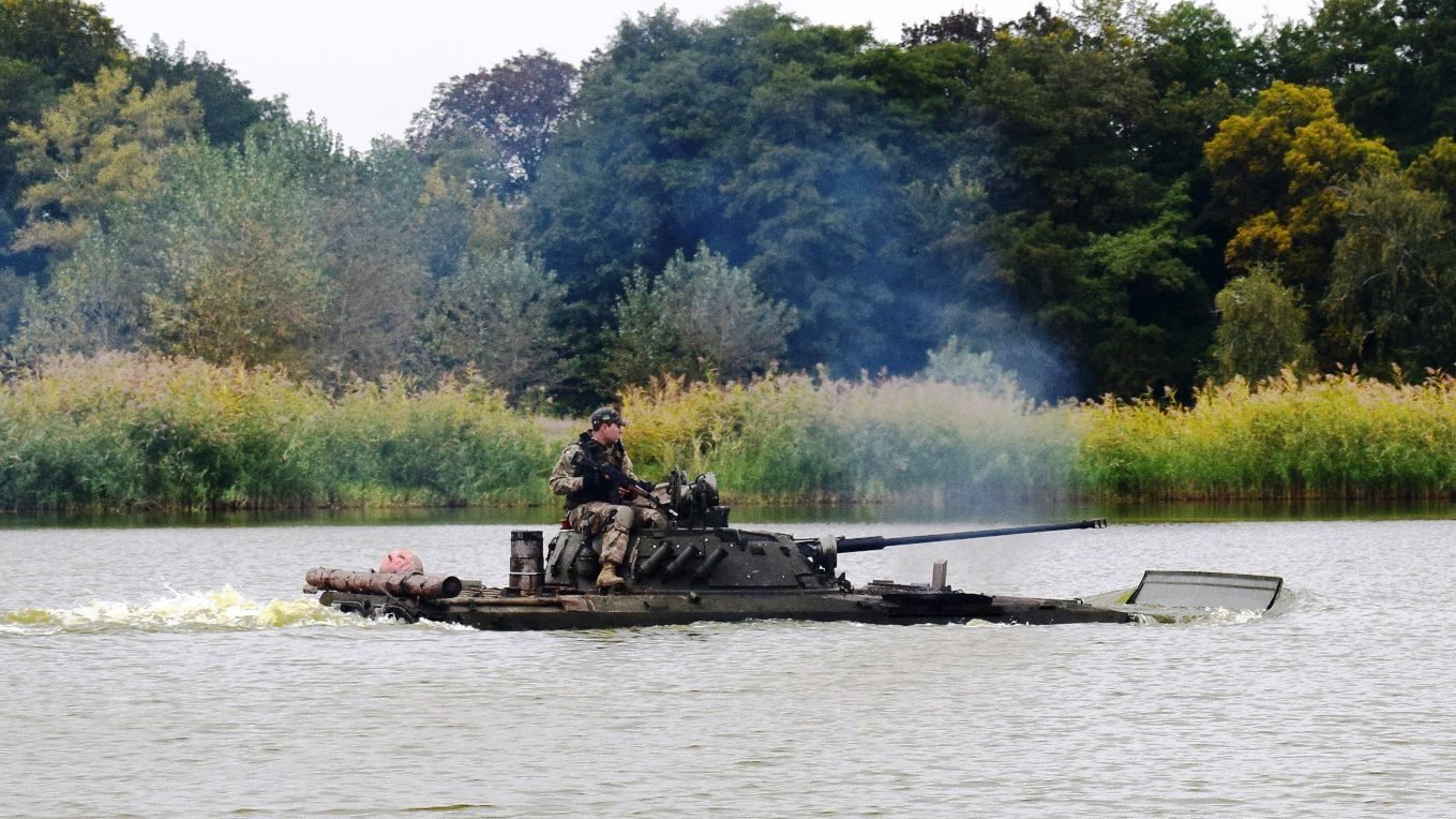 Как украинские военные учатся преодолевать водные преграды Как украинские военные учатся преодолевать водные преграды