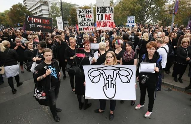 В Польше тысячи людей протестуют против запрета абортов