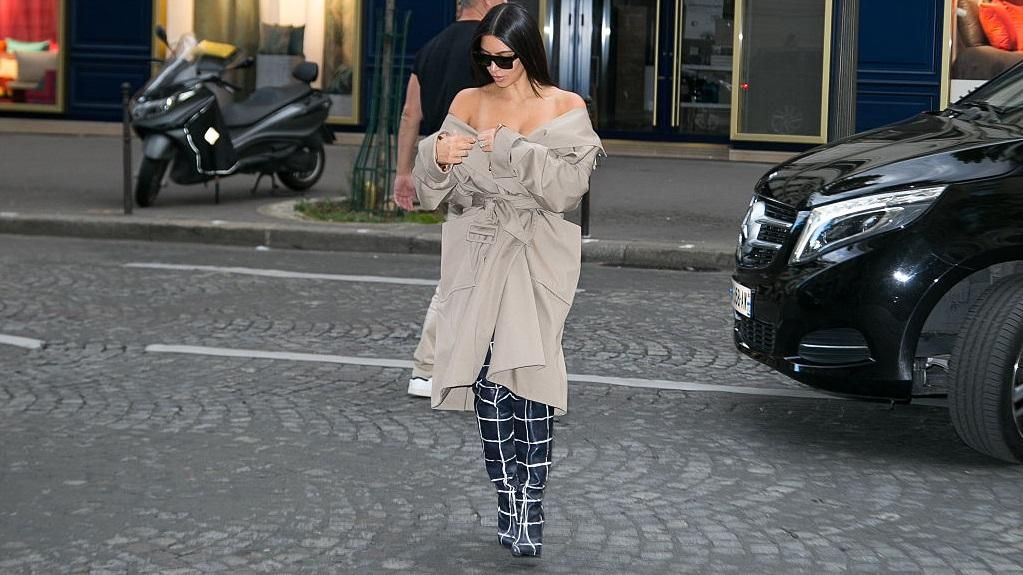 Кім Кардашьян пограбували у Парижі Кім Кардашьян пограбували у Парижі