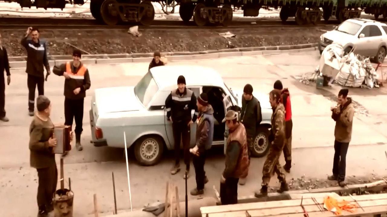 17 росіян з баяном і гітарою спромоглися влізти в одну "Волгу". Кумедне відео
17 росіян з баяном і гітарою спромоглися влізти в одну "Волгу". Кумедне відео