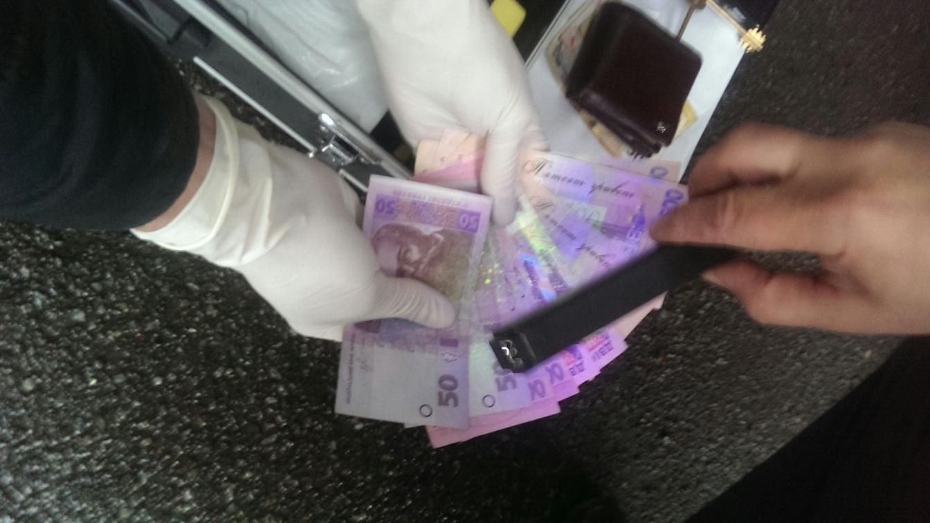 Поліцейський попався на хабарі на Львівщині Поліцейський попався на хабарі на Львівщині