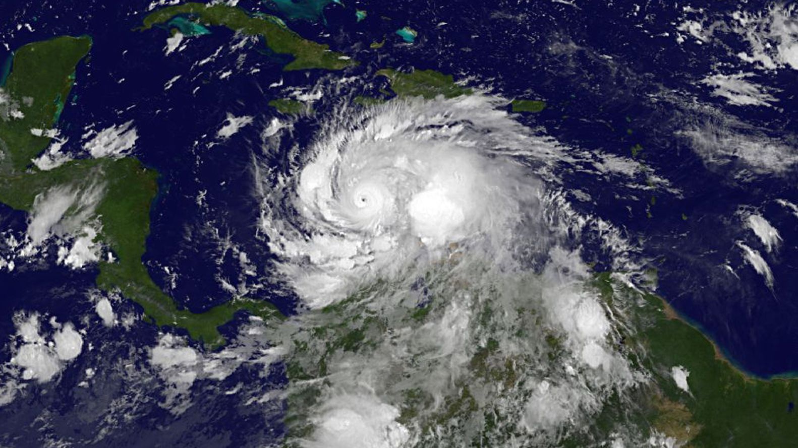 NASA показала, как выглядит из космоса шторм, который унес жизни двух человек NASA показала, как выглядит из космоса шторм, который унес жизни двух человек