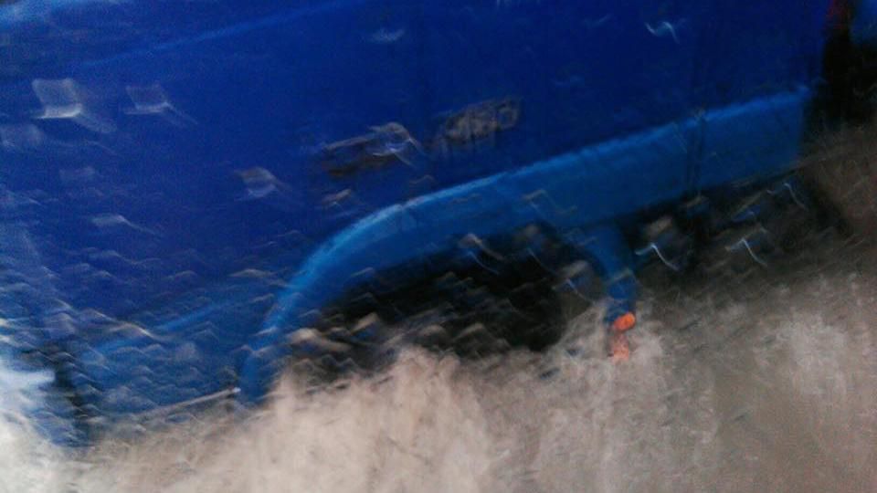 Во Львове грузовик провалился под асфальт на недавно отремонтированной улице