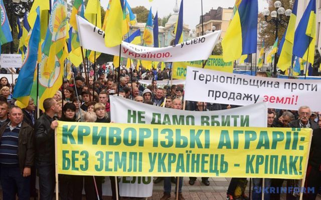 Под Радой митингуют сотни аграриев Под Радой митингуют сотни аграриев