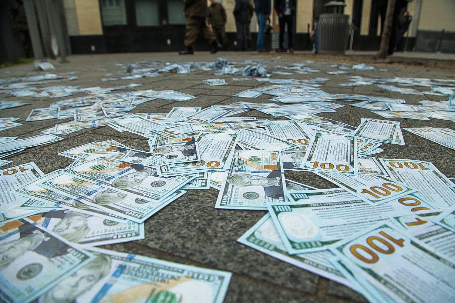 Американське посольство в Києві закидали доларами