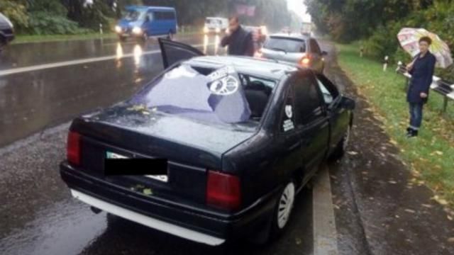 Непогода бушует на Львовщине: на машину посреди дороги упало дерево