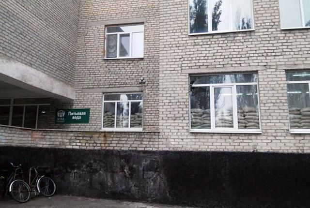 Бойовики у Мар'їнці обстріляли школу Бойовики у Мар'їнці обстріляли школу