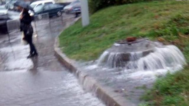 Львів постраждав від сильних дощів – з люків били фонтани Львів постраждав від сильних дощів – з люків били фонтани