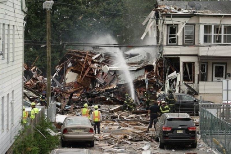В США мощный взрыв уничтожил два дома