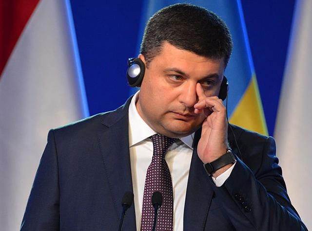 Власенко розповів, як Гройсман фарбував паркани на кладовищі Власенко розповів, як Гройсман фарбував паркани на кладовищі