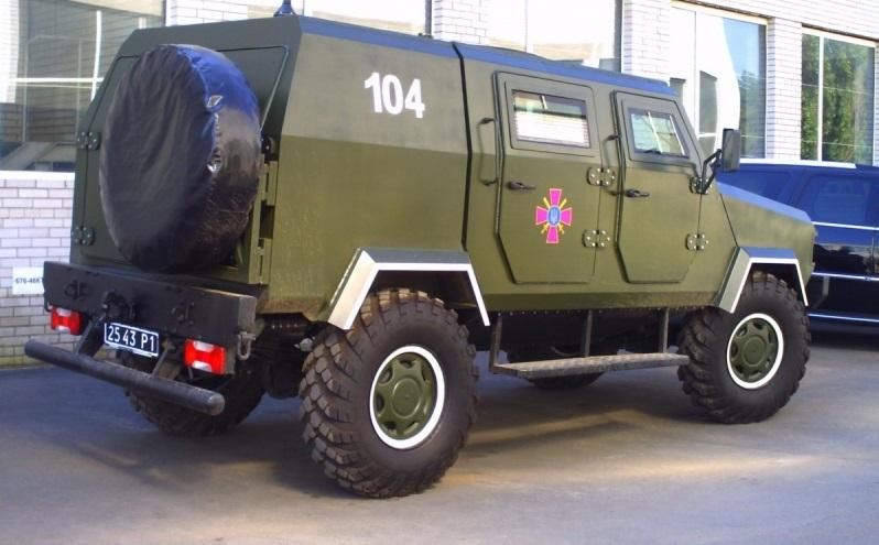 Военный на бронеавтомобиле нарушил правила и травмировал школьника Военный на бронеавтомобиле нарушил правила и травмировал школьника