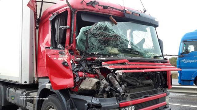 Військова вантажівка зіткнулася з фурою: з’явилися фото Військова вантажівка зіткнулася з фурою: з’явилися фото