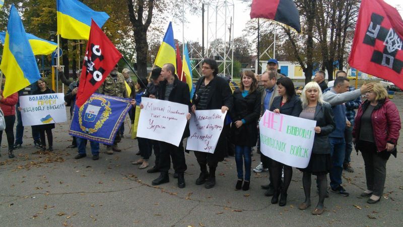 Протесты в зоне АТО: жители Волновахи выступили против отвода украинских войск Протесты в зоне АТО: жители Волновахи выступили против отвода украинских войск