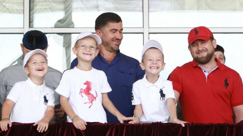Малолетние сыновья Кадырова показательно били детей на ринге в день рождения отца