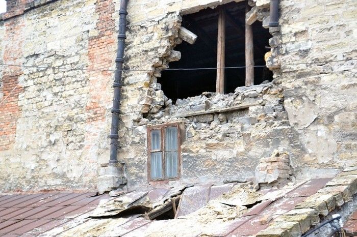 В Одессе после ливня обвалилась стена дома: появились фото