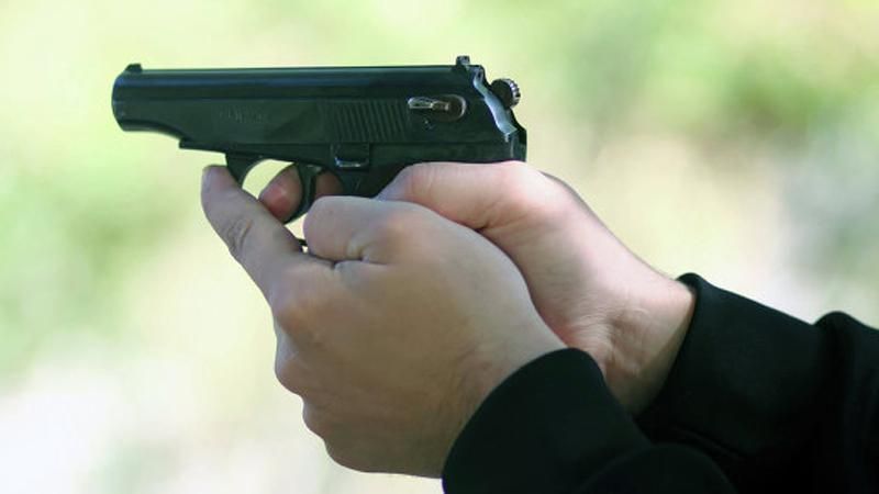 Чоловіка підстрелили просто на вулиці у Харкові Чоловіка підстрелили просто на вулиці у Харкові