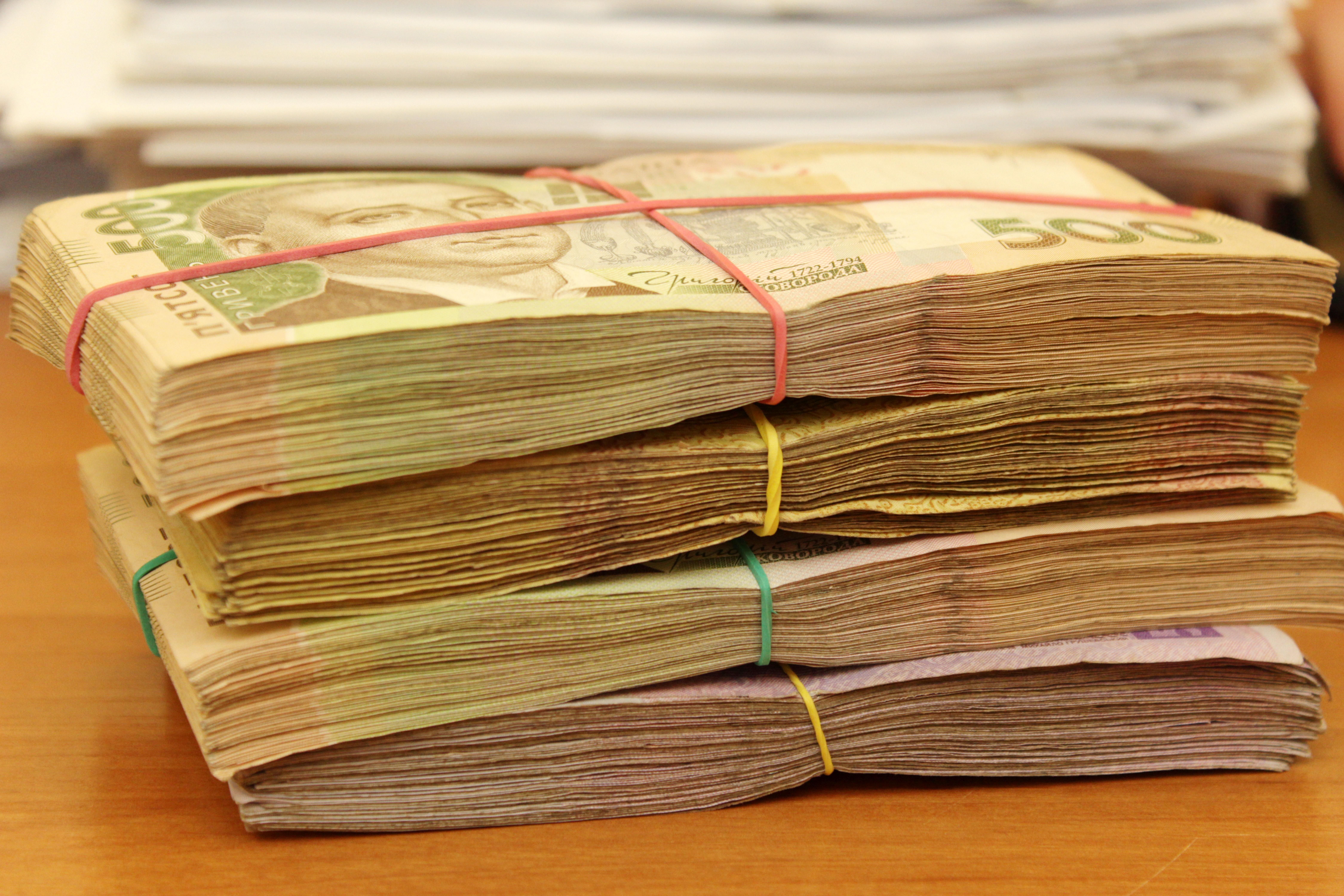 Верховная Рада на зарплаты чиновникам дополнительно выделила 1,5 миллиарда гривен