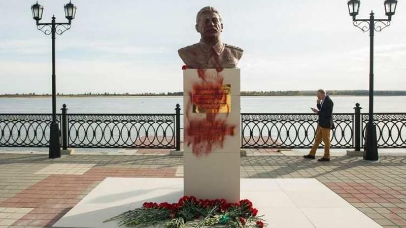 Декоммунизация по-русски: в Сургуте снесли памятник Сталину
