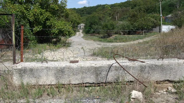 Колючий дріт, як відділяє Грузію та Південну Осетію Колючий дріт, як відділяє Грузію та Південну Осетію