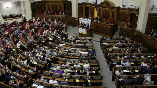 Депутати продовжили термін дії мораторію на продаж землі Депутати продовжили термін дії мораторію на продаж землі