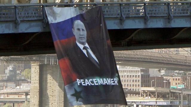 Путіна-"миротворця" повісили на мості у Нью-Йорку