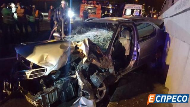 Жуткая авария в Киеве: такси врезалось в мусоровоз Жуткая авария в Киеве: такси врезалось в мусоровоз