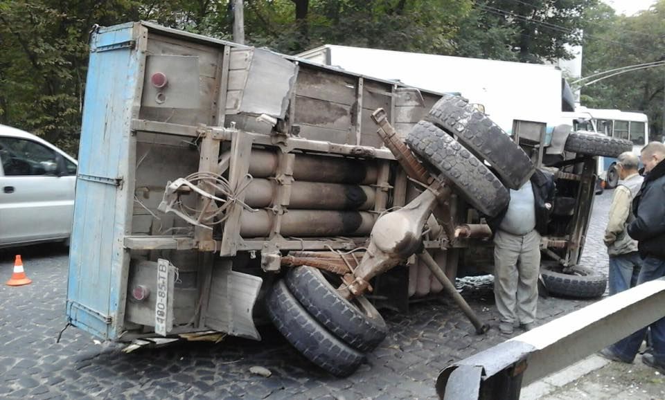 Дедушка перевернулся в грузовике и спас от жуткого ДТП других водителей Дедушка перевернулся в грузовике и спас от жуткого ДТП других водителей