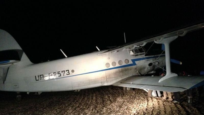 СБУ затримала літак з російськими контрабандними цигарками СБУ затримала літак з російськими контрабандними цигарками