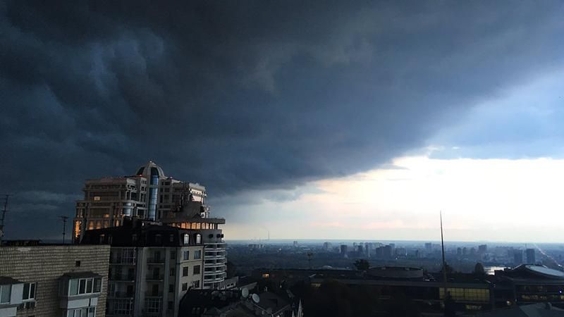 Насувається апокаліпсис: з'явилися вражаючі фото грози у Києві Насувається апокаліпсис: з'явилися вражаючі фото грози у Києві