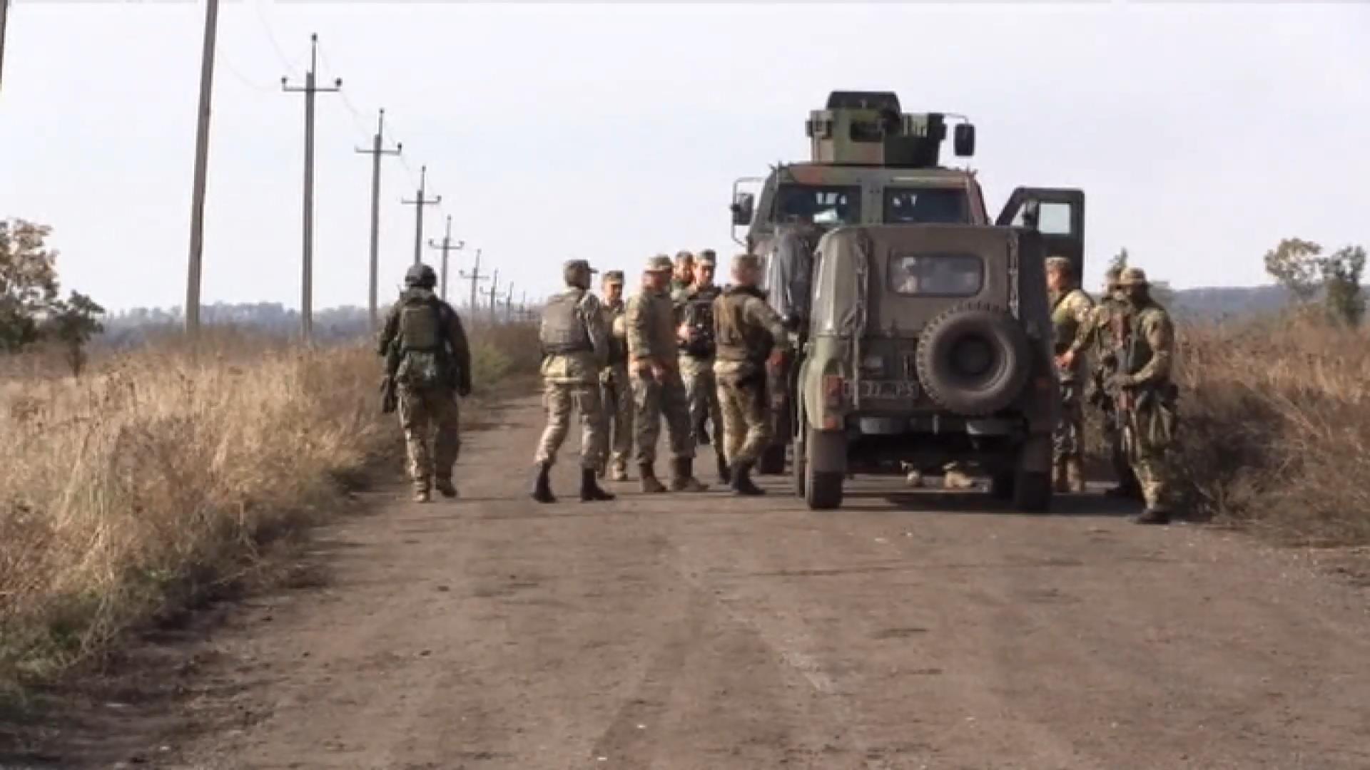 Как украинцы отводят оружие в Петровском Как украинцы отводят оружие в Петровском