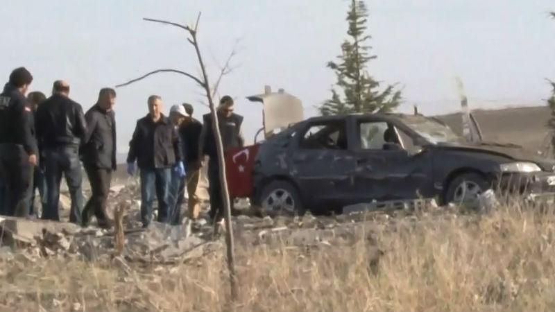 Двое смертников взорвали себя посреди дороги в Турции