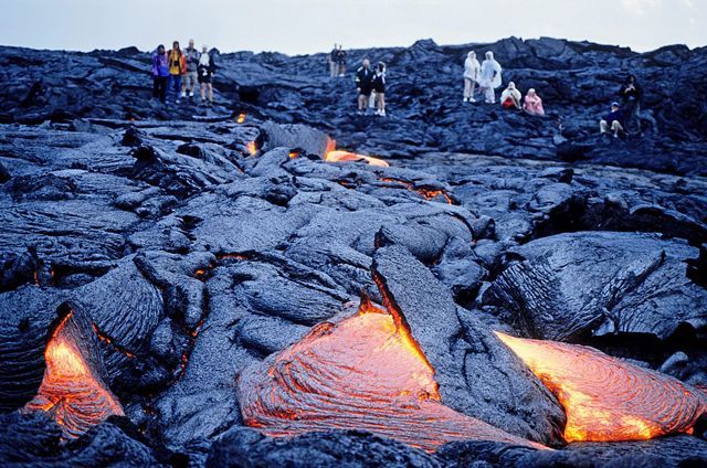 На видео сняли удивительную "жизнь" вулкана На видео сняли удивительную "жизнь" вулкана