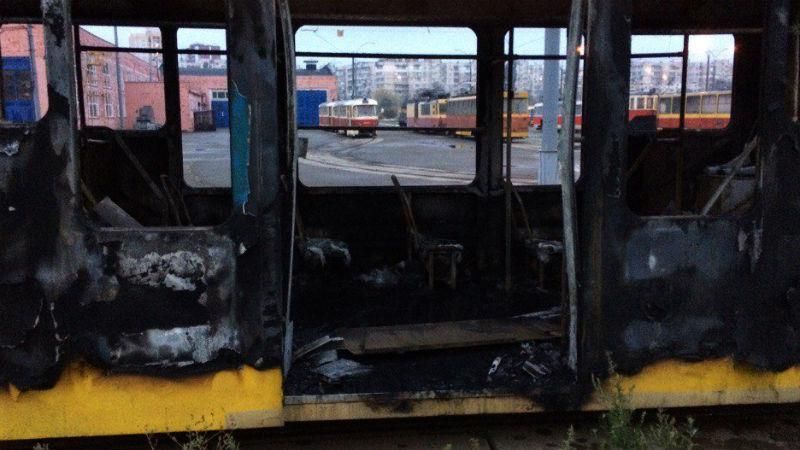 Два трамвайных вагона сгорели дотла в Киеве: появились фото