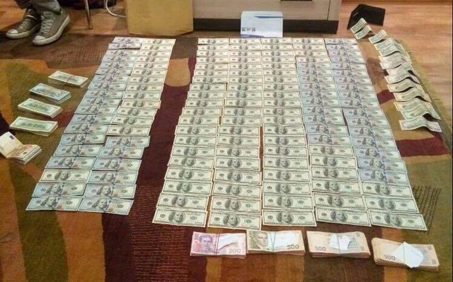 Десятки тысяч долларов нашли дома у судьи из Днепра