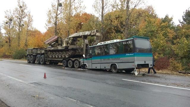 Пасажирський автобус врізався у військовий тягач: багато постраждалих
