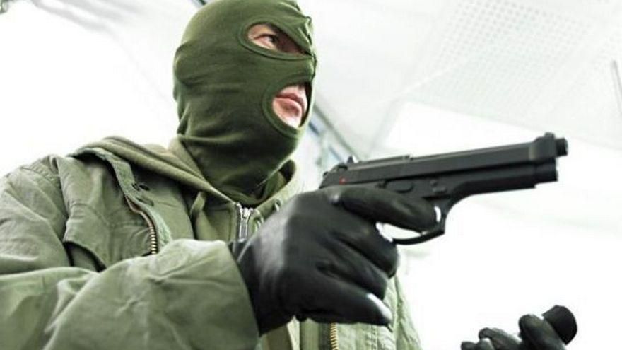 Ювелирный отдел в "Детском мире" посреди дня ограбили в Киеве
