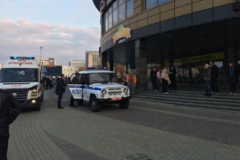 В Мінську чоловіки з бензопилою та сокирою напали на відвідувачів торгового центру, – ЗМІ