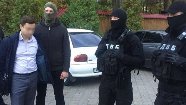 В поліції показали, як на гарячому ловили суддю на хабарі В поліції показали, як на гарячому ловили суддю на хабарі