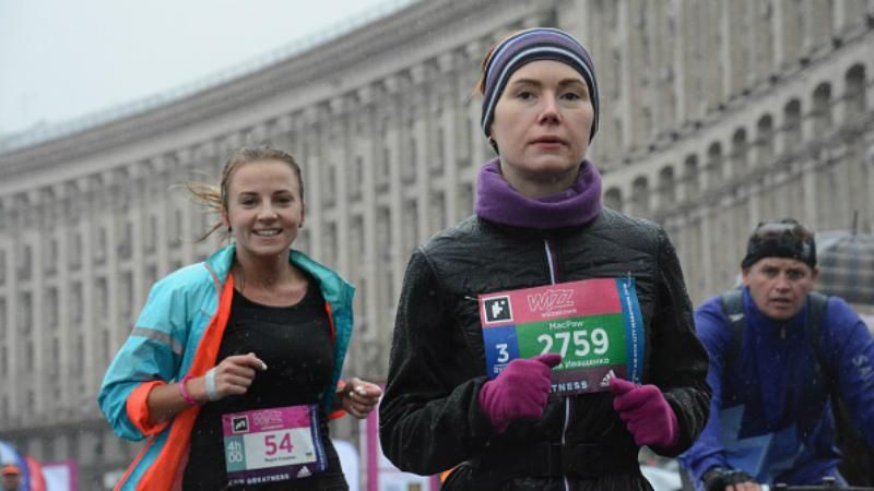 Мокрі, але щасливі: як у Києві бігли міжнародний марафон