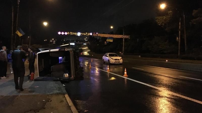 Маршрутка перекинулась у центрі Запоріжжя: з’явилися фото Маршрутка перекинулась у центрі Запоріжжя: з’явилися фото