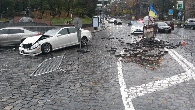 Пам'ятник Небесній сотні знищив п'яний водій у Києві Пам'ятник Небесній сотні знищив п'яний водій у Києві