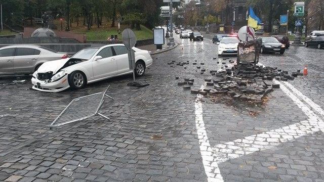 Памятник Небесной сотни уничтожил пьяный водитель в Киеве