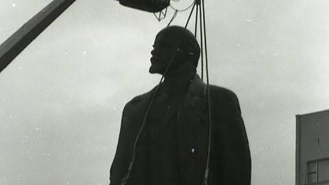 Появились раритетные фото, как сносили памятник Ленину в Ивано-Франковске Появились раритетные фото, как сносили памятник Ленину в Ивано-Франковске